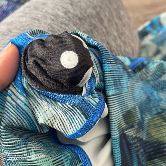 Lululemon size 4 capris - Picture 3 of 4